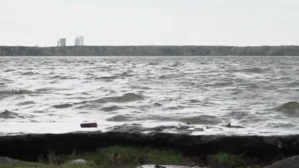 Pequenas ondas contra rochas. Pequenas ondas quebrando sobre rochas ao nascer do sol. Ondas quebrando na baía durante o pôr do sol — Vídeo de Stock