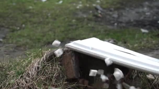 Uomo che distrugge la tastiera contro un primo piano di pietra. Violenza, sfogo, rabbia. La tastiera si frantuma in piccoli pezzi.slow motion — Video Stock