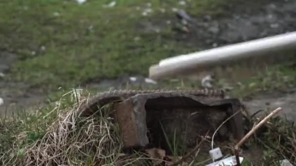 Man toetsenbord tegen een stenen close-up te vernietigen. Geweld, woede uitbarsting. Toetsenbord verbrijzelt in kleine pieces.slow beweging — Stockvideo