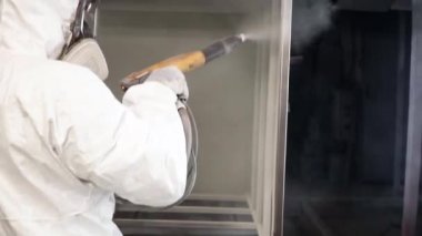 Ağır sanayi - endüstriyel boyama. Küçük. Özel bir odada maske ve koruyucu giysi'ressam resim ayrıntıları oldu