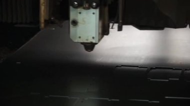 Yüksek hassasiyetli Cnc lazer kesim sac. Küçük. Lazer kesim baskı içinde. Modern sanayi teknoloji
