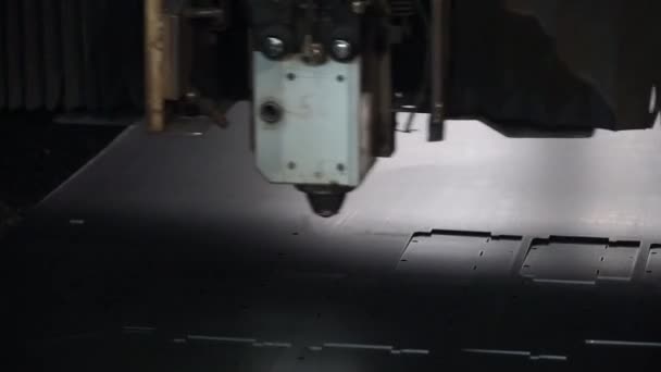 Hochpräzise CNC-Laserschneiden von Blechen. Clip. Laserschneiden im Druck. moderne Industrietechnologie — Stockvideo