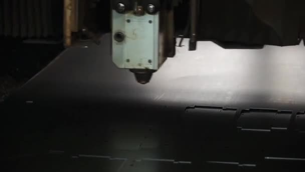 Hoja de metal de corte por láser CNC de alta precisión. Clip. Corte por láser en impresión. Tecnología industrial moderna — Vídeos de Stock