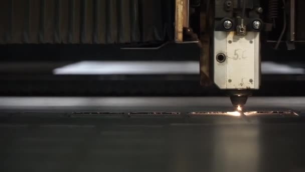 Hoja de metal de corte por láser CNC de alta precisión. Clip. Corte por láser en impresión. Tecnología industrial moderna — Vídeos de Stock