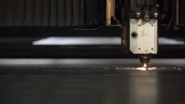 Folha de metal de corte CNC de alta precisão. Clipe. Corte a laser na impressão. Tecnologia industrial moderna — Vídeo de Stock