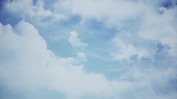 空の雲の切れ間から飛ぶ。アニメーション。美しい雲空 — ストック動画