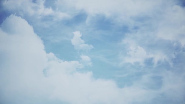 Vliegen door de wolken in de lucht. Animatie. Prachtige wolken aan de hemel — Stockvideo