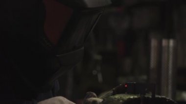 Yakın çekim Kaynakçı Kaynak metal koruyucu giyim metal grubu, çalışma. Küçük. Kaynak işlemi