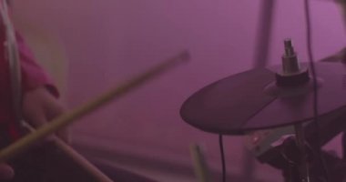 Bir davulcu bir konser performansı sırasında close-up. Hisse senedi. Perküsyon alet. Sahne Alanı'nda - kapat davul anonim davulcu