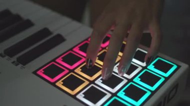 Makine canlı dizi oynama gece kulübünde davul. Hisse senedi. Dokunarak parmak yastıkları bir dijital beatmaker yakın çekim davul. DJ davul makinesi oynamaya kulüpte ayarla müzik çalmaya başlar