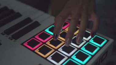 Makine canlı dizi oynama gece kulübünde davul. Hisse senedi. Dokunarak parmak yastıkları bir dijital beatmaker yakın çekim davul. DJ davul makinesi oynamaya kulüpte ayarla müzik çalmaya başlar