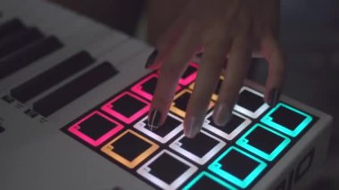 Makine canlı dizi oynama gece kulübünde davul. Hisse senedi. Dokunarak parmak yastıkları bir dijital beatmaker yakın çekim davul. DJ davul makinesi oynamaya kulüpte ayarla müzik çalmaya başlar