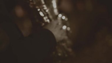 Saksafon, noir oynarken müzisyen görüntüsünü kaydırma. Hisse senedi. Erkek müzisyen oynarken saksafon yakın çekim, arka görüş