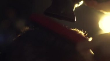 Erkek Kuaför tarak ile. Çerçeve. Kurutma saç adam. Erkek saç stili close-up. Kuaför üfleme saç adam. Styling Saç kurutma makinesi ile berber. Kuaförlük bitirmek