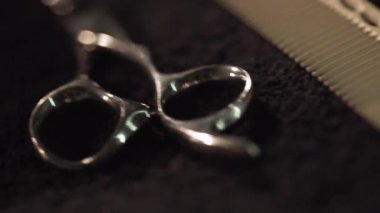 Beyaz peçete araçlarda berber. Çerçeve. Tıraş aksesuarları berber. Masaya yakın çekim Kuaför araçlardır. Kuaför makas tam aracı kurulu