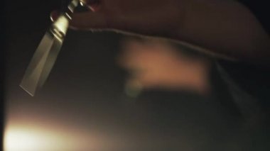 Kuaför makası onun elleri yakın çekim katlanmış. Çerçeve. Kuaför makası elinde tutar.