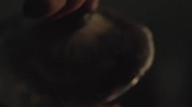 Tıraş kremi seramik Kupası'nda. Çerçeve. Kabın içinde hazırlama traş köpüğü. Erkek el gönderi tıraş kremi. Tıraş kremi siyah Kupası'nda Close-Up