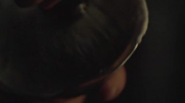Tıraş kremi seramik Kupası'nda. Çerçeve. Kabın içinde hazırlama traş köpüğü. Erkek el gönderi tıraş kremi. Tıraş kremi siyah Kupası'nda Close-Up