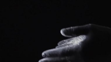 Close-Up un elinden silerek bir şef. Çerçeve. Ağır çekim toz parçacıkları. Bel soğukluğu Şef. Eller alkışlar Şef un kaplı. Bir iş günü kavram sonu