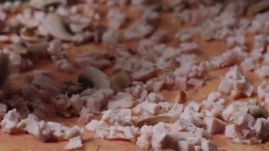 Pizza hazırlama Şef. Çerçeve. Yiyecek hazırlama. Pizza close-up pişirme