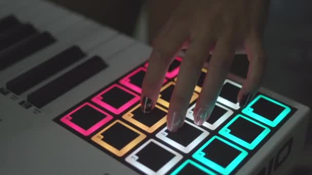 Drum machine in the night club playing live set. Stock. Fingers tapping drum pads on a digital beatmaker close-up. Dj starts playing music set in the club playing the drum machine — Stock Video