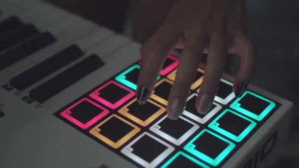 Drum Machine im Nachtclub mit Live-Set. Aktien. Finger tippen Schlagzeug-Pads auf einem digitalen Beatmaker in Großaufnahme. DJ legt Musik im Club auf und spielt Schlagzeug — Stockvideo