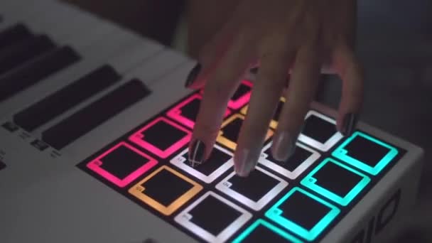 Drum Machine im Nachtclub mit Live-Set. Aktien. Finger tippen Schlagzeug-Pads auf einem digitalen Beatmaker in Großaufnahme. DJ legt Musik im Club auf und spielt Schlagzeug — Stockvideo