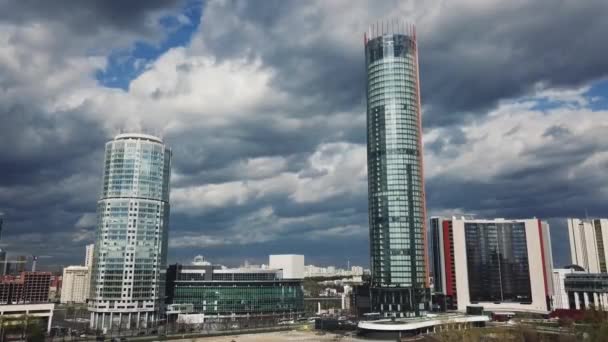 City felhőkarcoló városi irodaházak építészet. Stock. Gyönyörű városkép — Stock videók