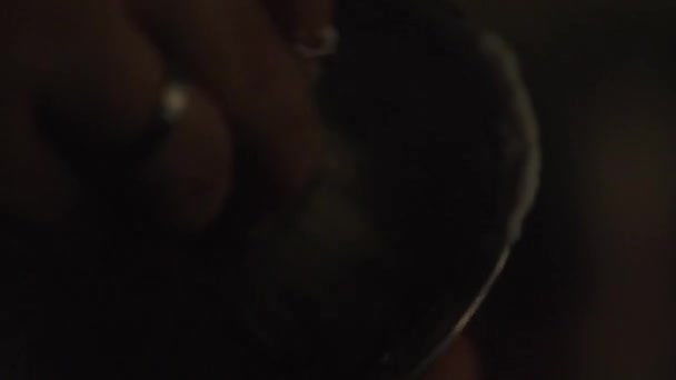 Crème à raser dans une tasse en céramique. Cadre. Préparation de mousse à raser dans un bol. Crème à raser à la main masculine. Gros plan sur la crème à raser dans une tasse noire 