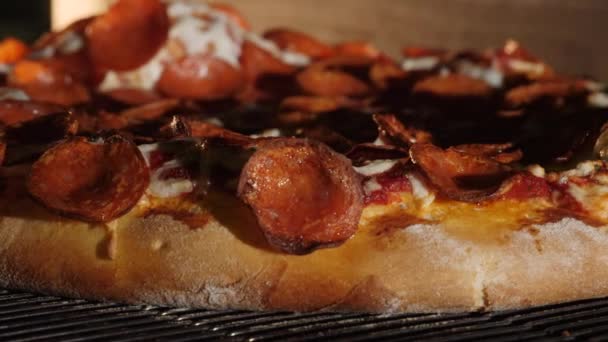 La pizza se cuece en el horno, cocinando pizza. Una trampa. Primer plano. Cocción redonda de pizza en el horno — Vídeo de stock