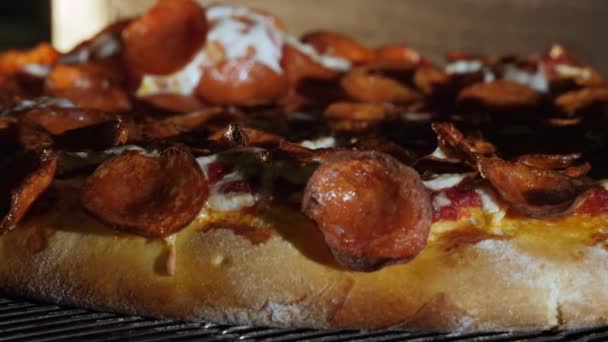 La pizza se cuece en el horno, cocinando pizza. Una trampa. Primer plano. Cocción redonda de pizza en el horno — Vídeo de stock