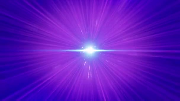 Crazy rychlého letu v hyperprostoru prostoru mezi mlhovin a purpurové hvězdy a černé pozadí. Létající rychle do velké hvězdné exploze, koncepce vesmíru.