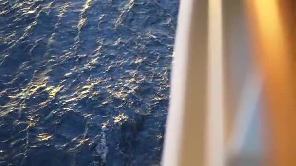 Vattenytan med små vågor och båtens suddig kant. Lager. Solen sken reflekteras på blå havet ytbehandlar. — Stockvideo