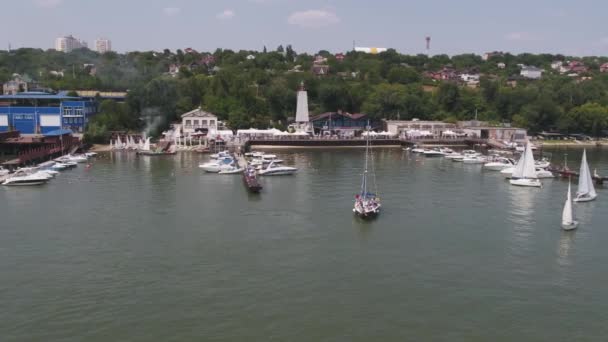 Zeilboot haven. Vele mooie afgemeerd zeiljachten in de haven aan zee. Beeldmateriaal. Moderne water vervoer, zomer-vakantie — Stockvideo