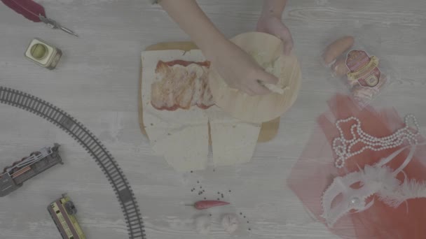 Las manos cocinan rápidamente. Bandeja Shawarma sobre tabla de cocción. Necesita más ingredientes — Vídeo de stock