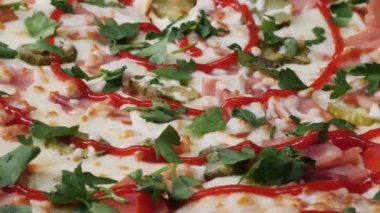 Pizza arka plan yakın çekim. Çerçeve. Pizza döner üzerinde yakından görmek
