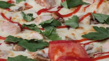 Pizza arka plan yakın çekim. Çerçeve. Pizza döner üzerinde yakından görmek