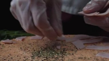 Pizza hazırlama Şef. Çerçeve. Yiyecek hazırlama. Pizza close-up pişirme