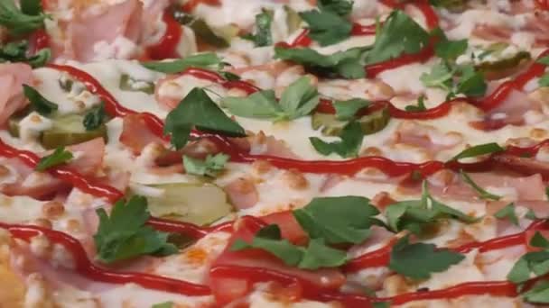 Pizza Hintergrund Nahaufnahme. Rahmen. Nahaufnahme über rotierende Pizza — Stockvideo