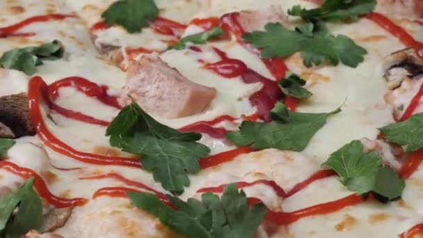 Pizza achtergrond close-up. Frame. Close-up uitzicht over roterende pizza — Stockvideo