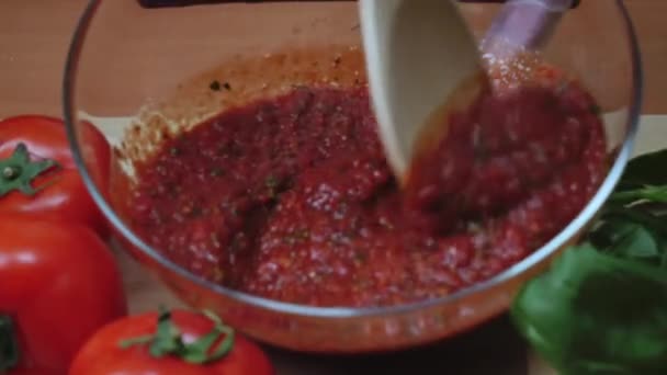 Primer plano de los chefs mano revolviendo salsa. Una trampa. Primer plano de la mano de los chefs revolviendo olla de salsa roja — Vídeo de stock