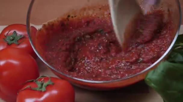 Nahaufnahme von Köchen, die von Hand Sauce rühren. Rahmen. Nahaufnahme von Köchen, die Hand in Hand Topf mit roter Sauce rühren — Stockvideo