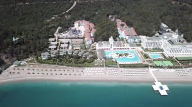 Güzellik doğa manzara tropikal plaj ile. Video. Güzel tropik ada beyaz kum plaj ve otel ile hava görünümünü. Tropikal lagün turkuaz su ve beyaz kum ile. Güzel gök, deniz