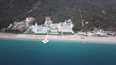 Güzellik doğa manzara tropikal plaj ile. Video. Güzel tropik ada beyaz kum plaj ve otel ile hava görünümünü. Tropikal lagün turkuaz su ve beyaz kum ile. Güzel gök, deniz