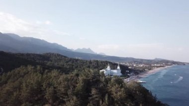 Hotel mavi deniz kıyısında. Video. Beyaz kum, güzel plaj, güzel orman. Okyanus kıyısında tatil. Havadan görünümü