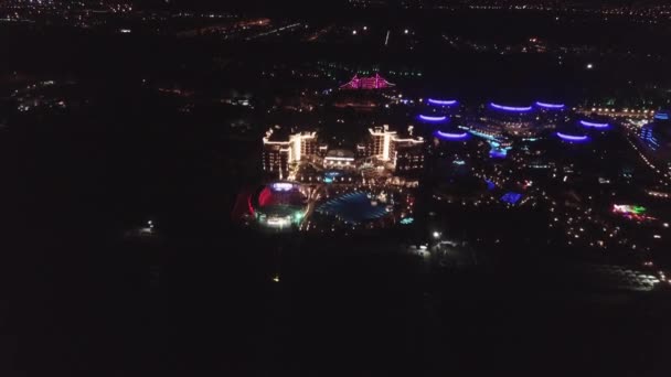 Bellissimo hotel di notte con luci. Un video. Vista dall'alto dell'hotel di lusso sul mare di notte, vista aerea — Video Stock