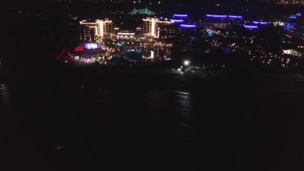 美丽的酒店在晚上与灯光。视频。晚上海边豪华酒店的顶部景观, 鸟图 — 图库视频影像