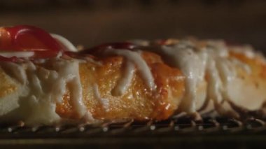 Pizza pizza yemek fırında pişirilir. Çerçeve. Yakın çekim. Yuvarlak pizza fırında pişirme