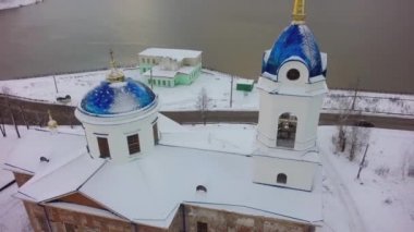 Kilise Rusya Hava görünümünü. Küçük. Küçük bir kasabada karlı kış aylarında küçük kasaba kilise