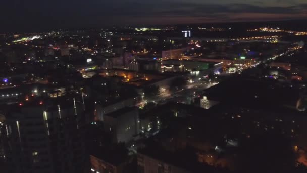 Luchtfoto nacht verticale weergave van wolkenkrabber verlichte straten in een moderne stad. Clip — Stockvideo